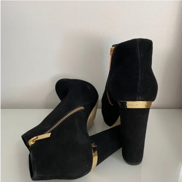 BNWOT- KORS Michael Kors Leather Suede Black Gold Side Zip Heel Ankle Boots (7) - Picture 1 of 13